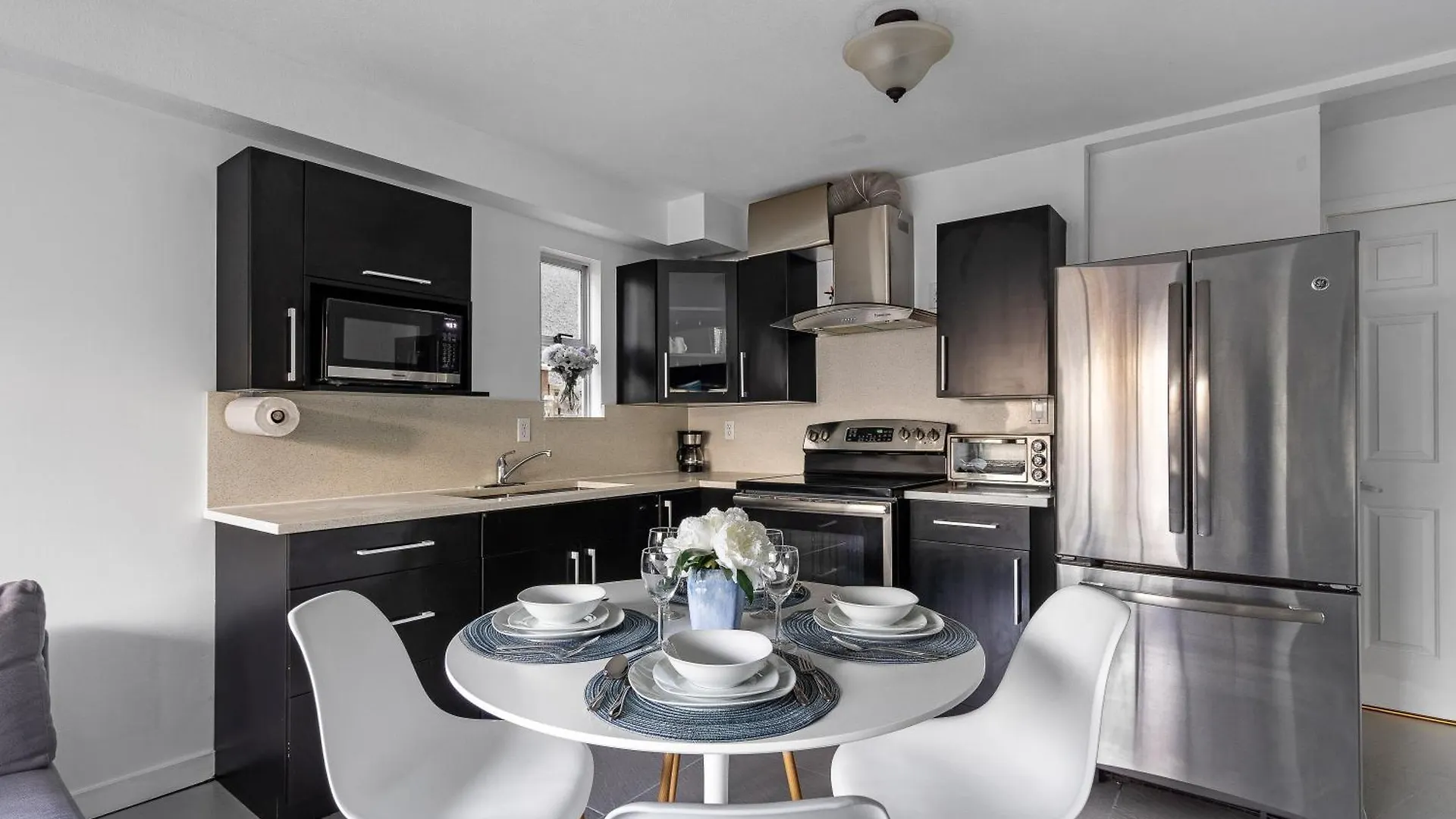 Newly Furnished Central Gem Near Transit Vancouver 0*,