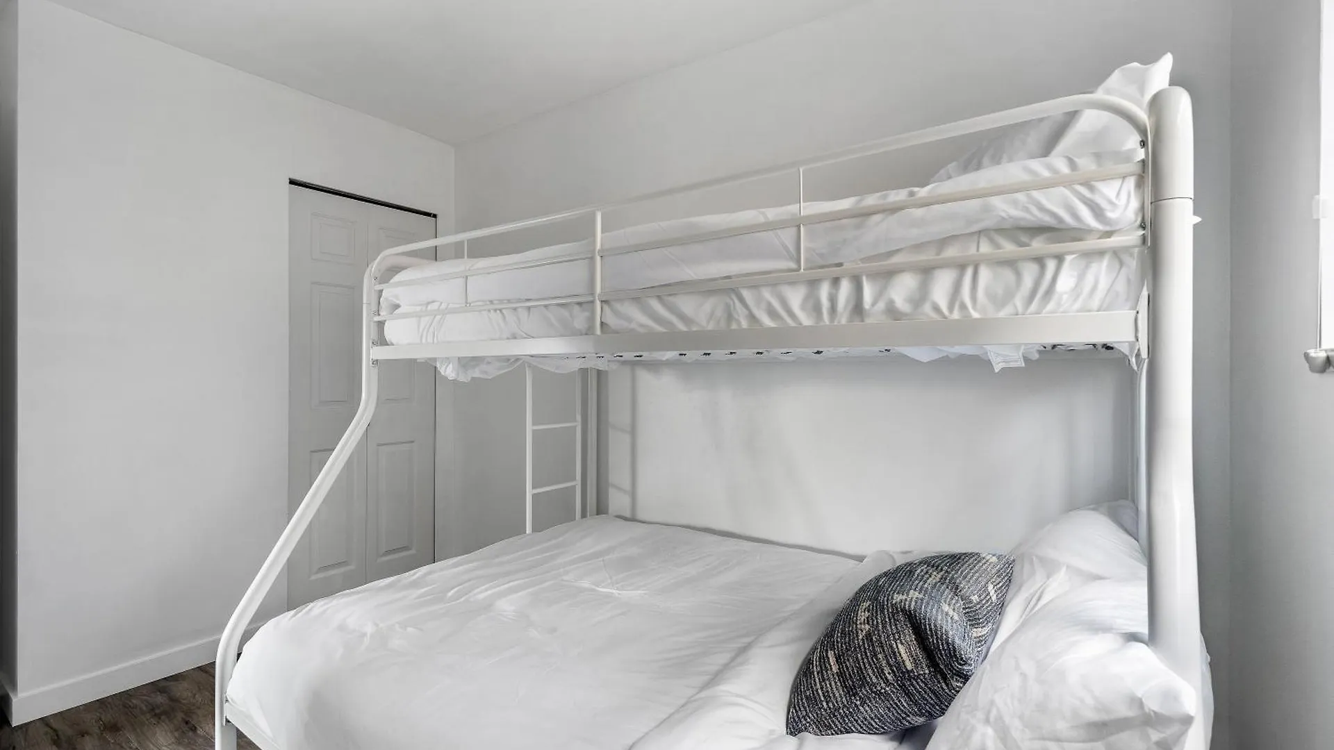 Appartamento Newly Furnished Central Gem Near Transit Vancouver Canada